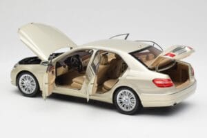 Mercedes E-Class W212 Elegance Pearl Beige Metallic Minichamps 1:18 B66960215 Druckguss — Bild 5 von 8