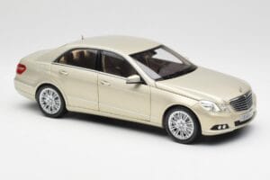 Mercedes E-Class W212 Elegance Pearl Beige Metallic Minichamps 1:18 B66960215 Druckguss — Bild 6 von 8