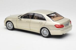 Mercedes E-Class W212 Elegance Pearl Beige Metallic Minichamps 1:18 B66960215 Druckguss — Bild 7 von 8