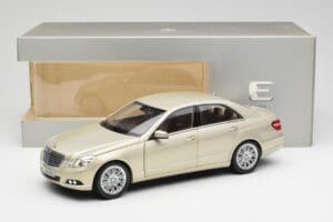 Mercedes E-Class W212 Elegance Pearl Beige Metallic Minichamps 1:18 B66960215 Druckguss — Bild 8 von 8