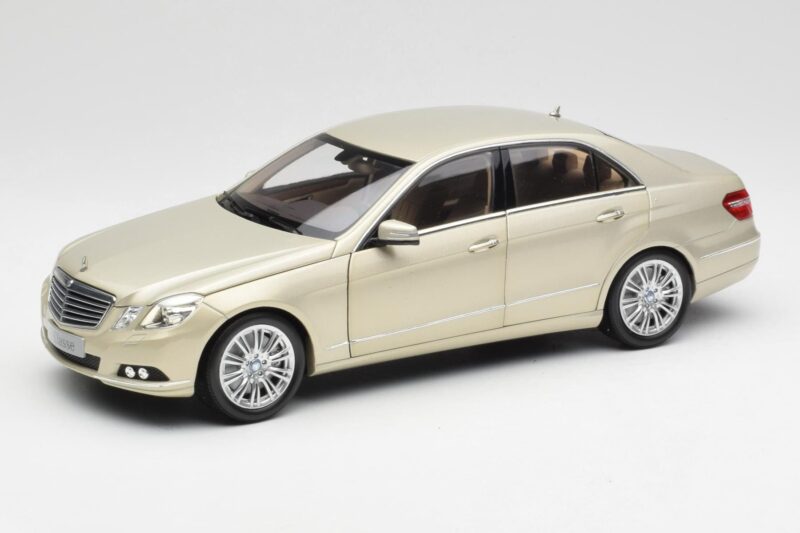 Mercedes E-Class W212 Elegance Pearl Beige Metallic Minichamps 1:18 B66960215 Druckguss