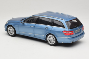 Mercedes E-Class W212 Estate Indigolith Metallic Blue Minichamps 1:18 B66962449 Druckguss — Bild 7 von 8