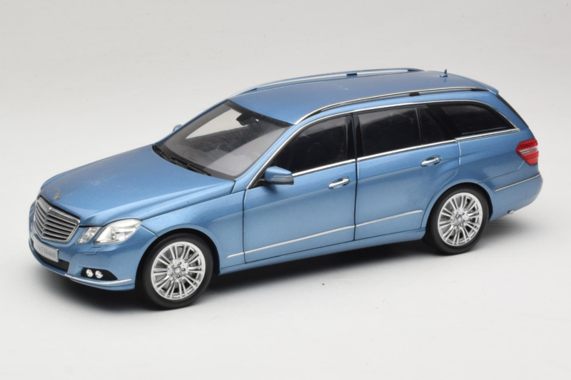 Mercedes E-Class W212 Estate Indigolith Metallic Blue Minichamps 1:18 B66962449 Druckguss