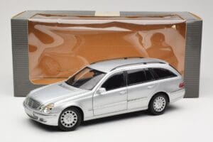 Mercedes E320 T-Modell S210 Elegance Silber Kyosho 1:18 B66962166 Druckguss — Bild 8 von 8