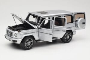 Mercedes G-Class G 500 W463A Iridium Silver Metallic Minichamps 1:18 113037112 Druckguss — Bild 2 von 8
