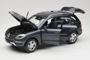 Mercedes M-Class W164 Grey Metallic Minichamps 1:18 100030100 Druckguss — Bild 2 von 8