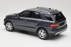 Mercedes M-Class W164 Grey Metallic Minichamps 1:18 100030100 Druckguss — Bild 7 von 8