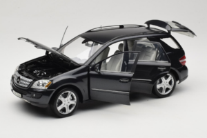 Mercedes ML W164 Obsidian Black Händler Edition Minichamps 1:18 B66962321 Druckguss — Bild 2 von 8