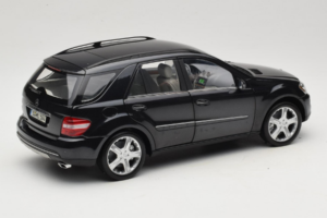 Mercedes ML W164 Obsidian Black Händler Edition Minichamps 1:18 B66962321 Druckguss — Bild 3 von 8