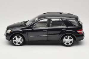 Mercedes ML W164 Obsidian Black Händler Edition Minichamps 1:18 B66962321 Druckguss — Bild 4 von 8