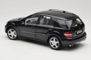 Mercedes ML W164 Obsidian Black Händler Edition Minichamps 1:18 B66962321 Druckguss — Bild 7 von 8