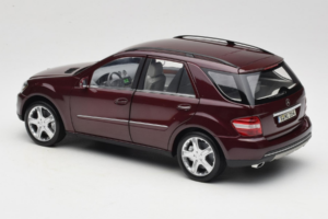 Mercedes ML W164 Red Metallic Minichamps 1:18 150034500 Druckguss — Bild 7 von 8
