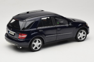 Mercedes ML W164 Tanzanite Blue Händler Edition Minichamps 1:18 B66962322 Druckguss — Bild 3 von 8