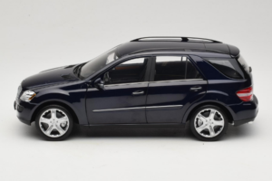 Mercedes ML W164 Tanzanite Blue Händler Edition Minichamps 1:18 B66962322 Druckguss — Bild 4 von 8
