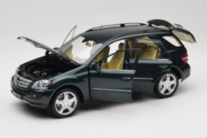 Mercedes ML W164 Green Metallic Minichamps 1:18 150034502 Druckguss — Bild 2 von 8