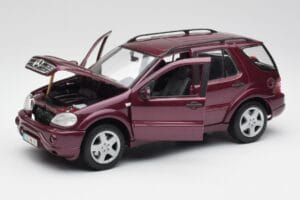 Mercedes ML55 AMG W163 Lila Maisto 1:18 31876 Druckguss — Bild 2 von 8
