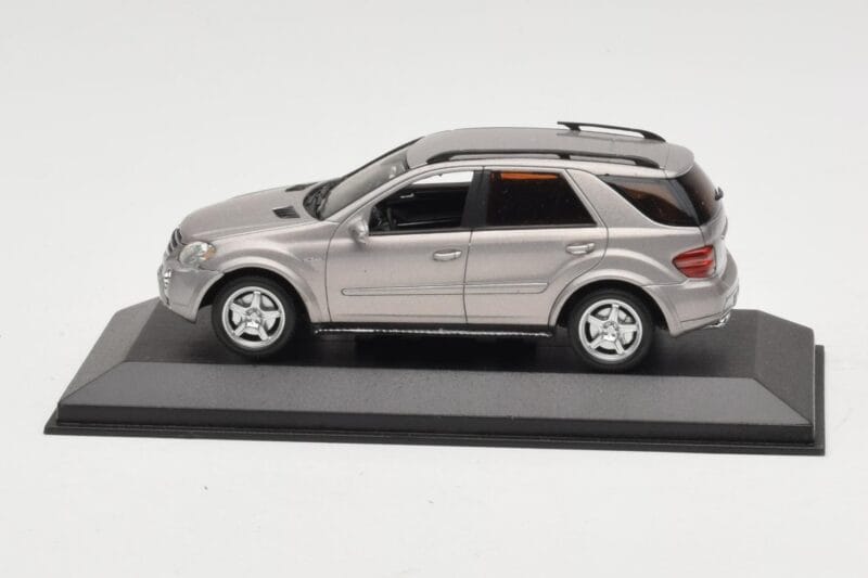 Mercedes ML63 AMG W164 Grau Metallic Minichamps 1:43 Mercedes ML63 AMG W164 Grau Metallic Minichamps 1:43 400034570 Druckguss