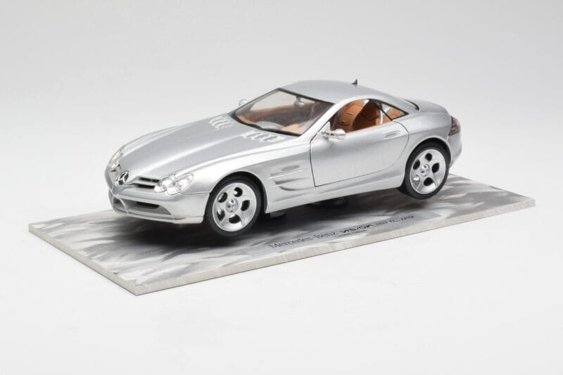 Mercedes SLR Vision Silber Limitierte Auflage Mit Aluminium-Sockel Bburago 1:18 B66962102 Druckguss