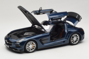 Mercedes SLS AMG Black Series Daytona Blue Metallic Minichamps 1:18 110033026 Druckguss — Bild 2 von 8