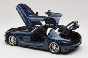 Mercedes SLS AMG Black Series Daytona Blue Metallic Minichamps 1:18 110033026 Druckguss — Bild 5 von 8
