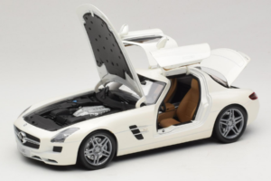Mercedes SLS AMG Designo Mystic White Museum Edition Minichamps 1:18 B66055551 Druckguss — Bild 2 von 8