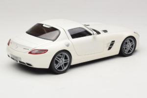 Mercedes SLS AMG Designo Mystic White Museum Edition Minichamps 1:18 B66055551 Druckguss — Bild 3 von 8