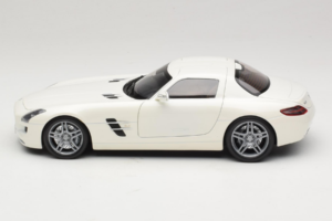 Mercedes SLS AMG Designo Mystic White Museum Edition Minichamps 1:18 B66055551 Druckguss — Bild 4 von 8