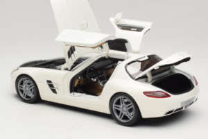 Mercedes SLS AMG Designo Mystic White Museum Edition Minichamps 1:18 B66055551 Druckguss — Bild 5 von 8