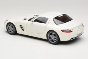 Mercedes SLS AMG Designo Mystic White Museum Edition Minichamps 1:18 B66055551 Druckguss — Bild 7 von 8
