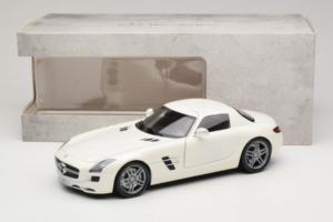 Mercedes SLS AMG Designo Mystic White Museum Edition Minichamps 1:18 B66055551 Druckguss — Bild 8 von 8