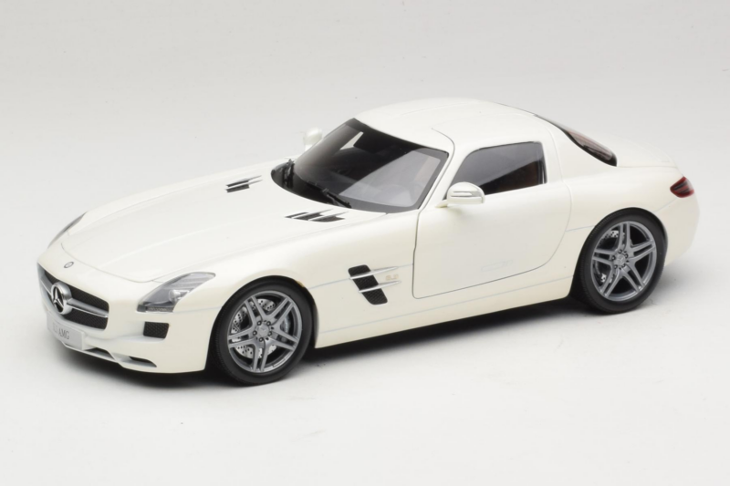 Mercedes SLS AMG Designo Mystic White Museum Edition Minichamps 1:18 B66055551 Druckguss