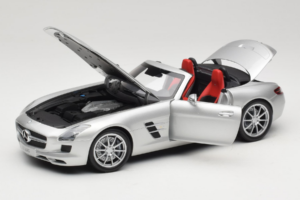Mercedes SLS AMG Roadster Iridium Silber Minichamps 1:18 B66960078 Druckguss — Bild 2 von 8