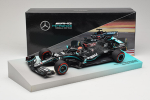Mercedes W11 #63 G. Russell Mercedes AMG Petronas Sakhir Grand Prix 2020 Minichamps 1:18 113201663 Resin — Bild 7 von 7