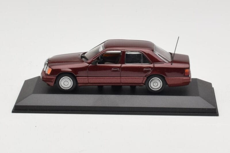 Mercedes W124 Dark Red Metallic Minichamps 1:43 MB002 Druckguss