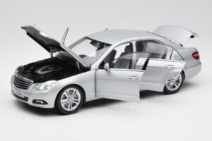 Mercedes E-Klasse W212 Avantgarde Iridium Silber Lackierung Ausgabe 2 Minichamps 1:18 B66960212-D2 Druckguss — Bild 2 von 11