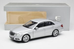 Mercedes E-Klasse W212 Avantgarde Iridium Silber Lackierung Ausgabe 2 Minichamps 1:18 B66960212-D2 Druckguss — Bild 11 von 11
