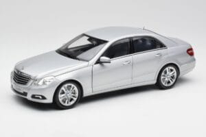 Mercedes E-Klasse W212 Avantgarde Iridium Silber Lackierung Ausgabe 2 Minichamps 1:18 B66960212-D2 Druckguss