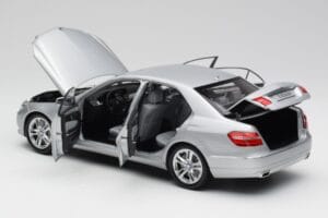 Mercedes E-Klasse W212 Avantgarde Iridium Silber Lackierung Ausgabe 2 Minichamps 1:18 B66960212-D2 Druckguss — Bild 5 von 11