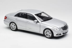 Mercedes E-Klasse W212 Avantgarde Iridium Silber Lackierung Ausgabe 2 Minichamps 1:18 B66960212-D2 Druckguss — Bild 6 von 11