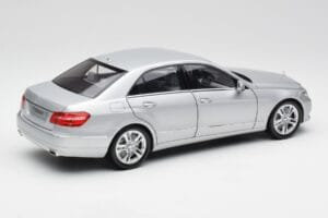 Mercedes E-Klasse W212 Avantgarde Iridium Silber Lackierung Ausgabe 1 Minichamps 1:18 B66960212-D1 Druckguss — Bild 3 von 11
