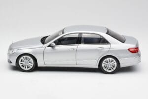 Mercedes E-Klasse W212 Avantgarde Iridium Silber Lackierung Ausgabe 1 Minichamps 1:18 B66960212-D1 Druckguss — Bild 4 von 11
