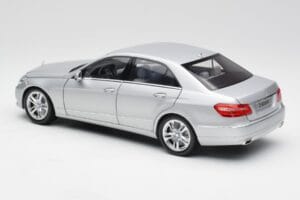 Mercedes E-Klasse W212 Avantgarde Iridium Silber Lackierung Ausgabe 1 Minichamps 1:18 B66960212-D1 Druckguss — Bild 7 von 11