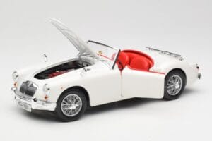 MGA Roadster Old English White Revell 1:18 08455 Druckguss — Bild 2 von 8