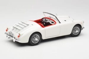 MGA Roadster Old English White Revell 1:18 08455 Druckguss — Bild 3 von 8