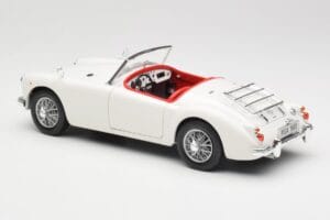MGA Roadster Old English White Revell 1:18 08455 Druckguss — Bild 7 von 8