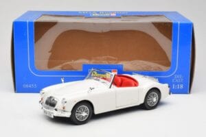 MGA Roadster Old English White Revell 1:18 08455 Druckguss — Bild 8 von 8