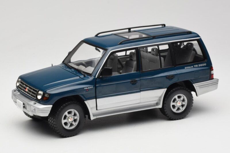 Mitsubishi Pajero V20 LWB Blau & Silber Sun Star 1:18 1212 Druckguss
