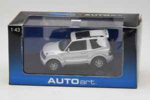 Mitsubishi Pajero SWB Silber AUTOart 1:43 57113 Druckguss — Bild 4 von 4