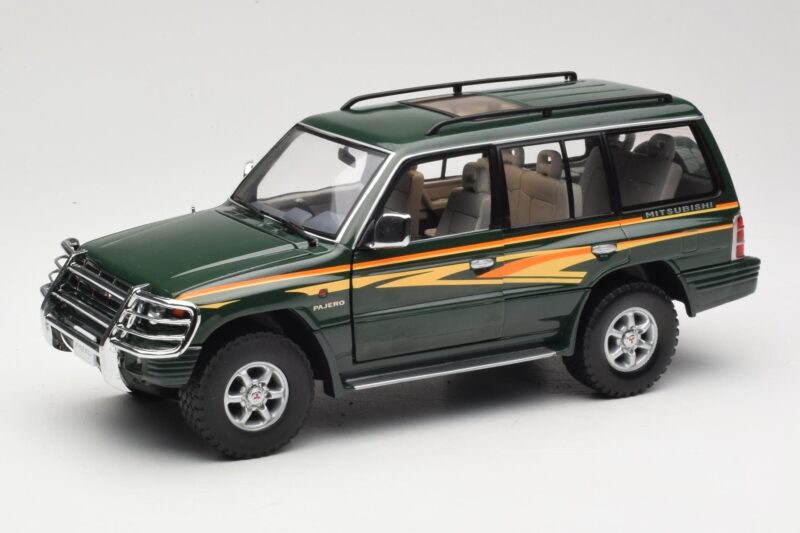 Mitsubishi Pajero V20 LWB Grün Sun Star 1:18 1225 Druckguss
