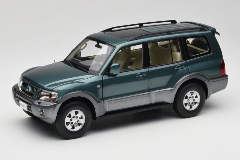 Mitsubishi Pajero V73 Grün YC Model 1:18 241218040101010215 Druckguss
